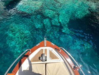 Tour privado en barco de 4 horas por Capri con un marinero experto